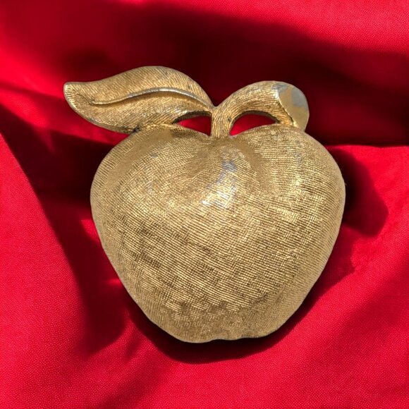 Vintage Coro Gold-Tone Apple Brooch Brushed Texture Autumn Teacher Gift - Picture 1 of 15